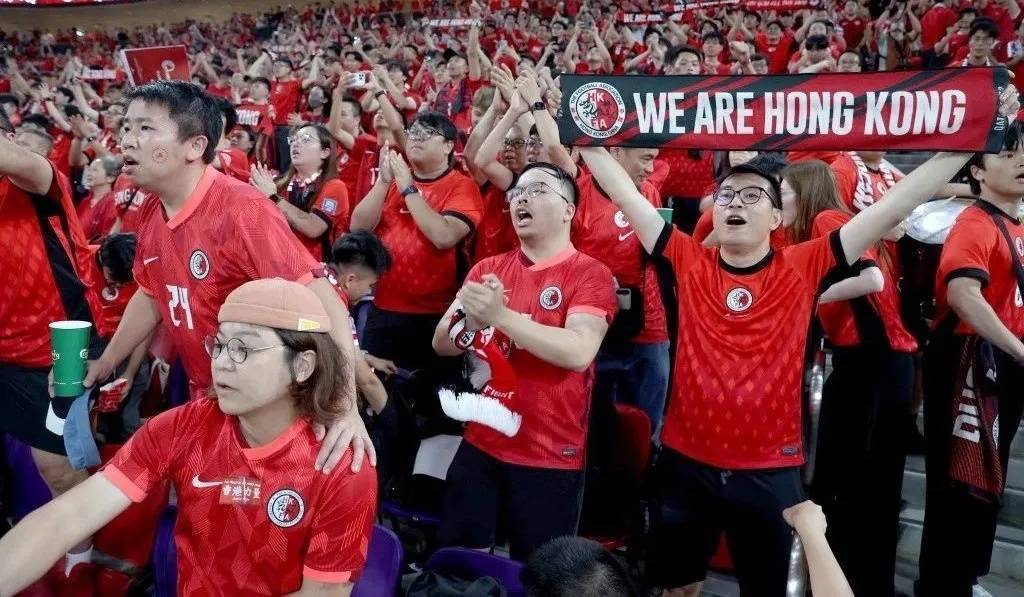 包含亚洲明星球员交流赛举办球迷欢呼喝彩的词条